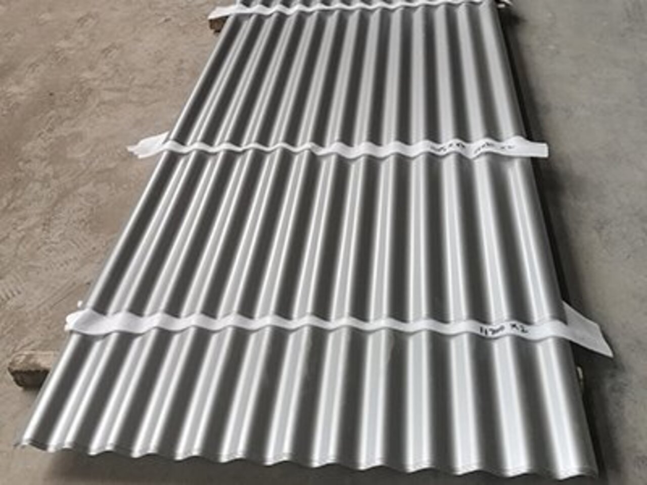 <b>YX17-71-850型圓弧彩鋼瓦</b>